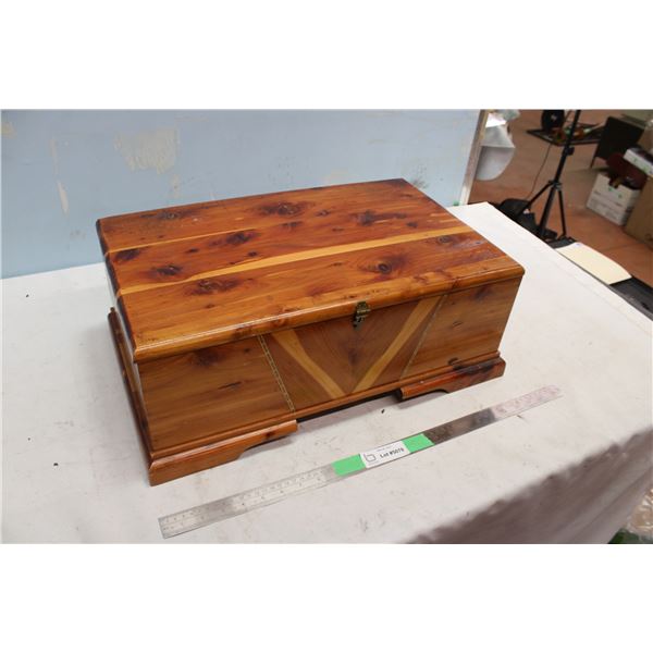Cedar Box Storage Box 21" x 12" x 8.5 Tall