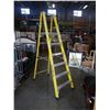 Image 1 : 8 FOOT PLATFORM FIBERGLASS A FRAME LADDER FEATHERLITE