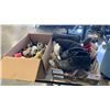 Image 1 : 2 boxes of various shoes