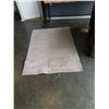 Image 1 : MOHAWK 5 X 7 FOOT AREA RUG