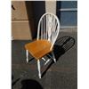 Image 7 : MAPLE AND WHITE DINING TABLE WITH LEAF AND 4 CHAIRS - 4 X 3 FOOT X 29 INCHES TALL WITH 12 INCH LEAF