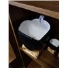 Image 3 : CIC CONTAINERS AND SOAP DISPENSER AND ESQUE LEAF DISHES