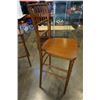 Image 7 : 4 WOOD BAR STOOLS