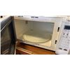 Image 2 : WHITE PANASONIC INVERTER MICROWAVE