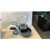 Image 2 : NOVA SCALE AND 2 PET GOOD AND WATER DISPENSERS