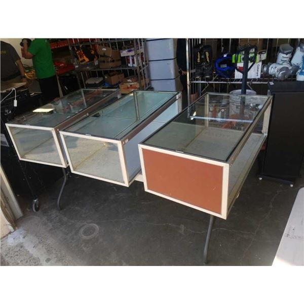 3 COUNTERTOP SHOWCASES