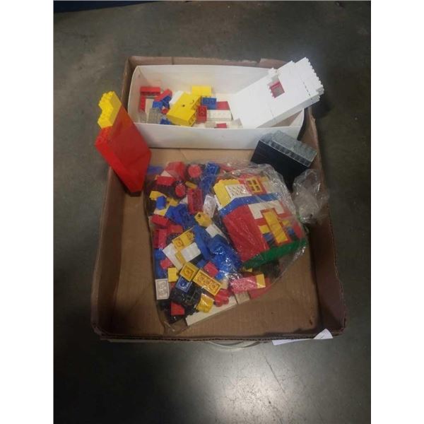 TRAY OF VINTAGE LEGO