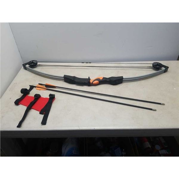 YOUTH COMPOUND BOW WITH WRISTGUARD AND 2 ARROWS