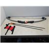 Image 1 : YOUTH COMPOUND BOW WITH WRISTGUARD AND 2 ARROWS