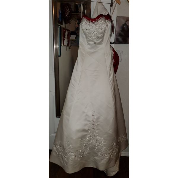 NEW SIZE 6 FORMAL GOWN