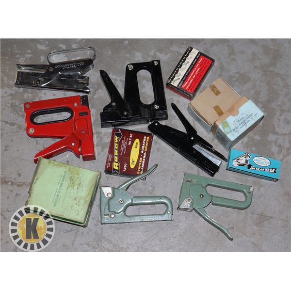 BOX OF SEVERAL STAPLE GUNS WITH STAPLES