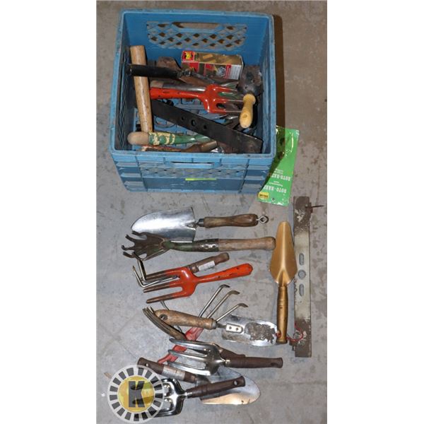 BASKET OF GARDEN ACCESSORIES WITH SMALL RAKES