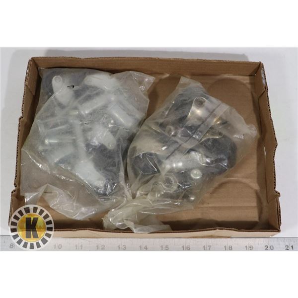 2 SET OF FLAT CASTERS WITH BLACK ROLLERS