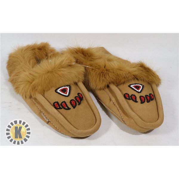 PAIR MENS MOCCASINS SIZE 8