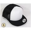 Image 1 : BUNDLE OF 6 BLACK AND WHITE SNAP BACKS