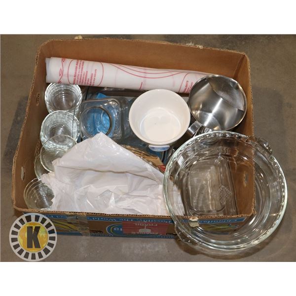 ESTATE BOX OF VINTAGE COOKWARE INCLUDING