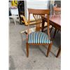 Image 2 : Table 6 chairs and a leaf