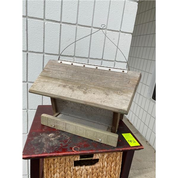 Bird feeder