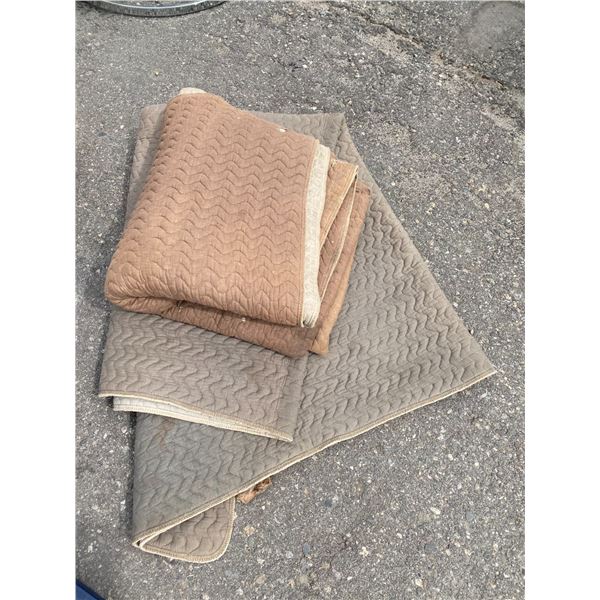 2 moving blankets