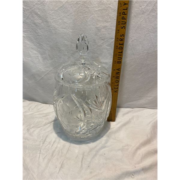 Lidded pinwheel crystal container