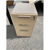 Image 2 : Desk and filing cabinet with keys