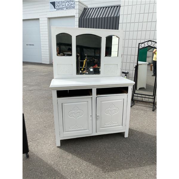 Mirrored cabinet