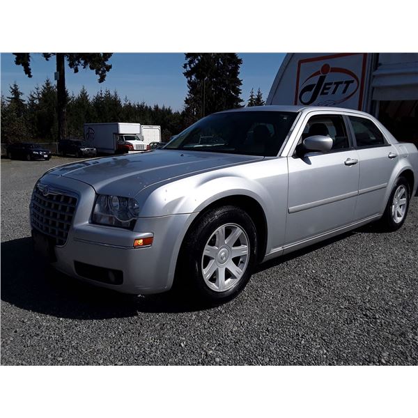 E1 --  2005 CHRYSLER 300 TOURING  , Silver , 170793  KM's