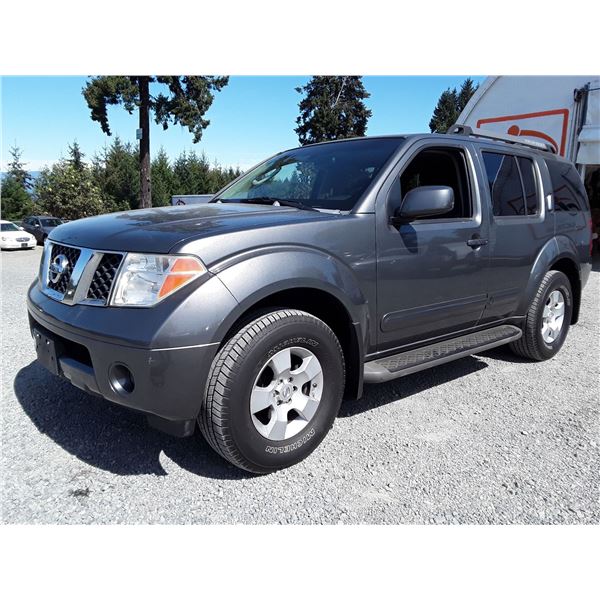 F2 --  2005 NISSAN PATHFINDER LE  , Grey , 244004  KM's