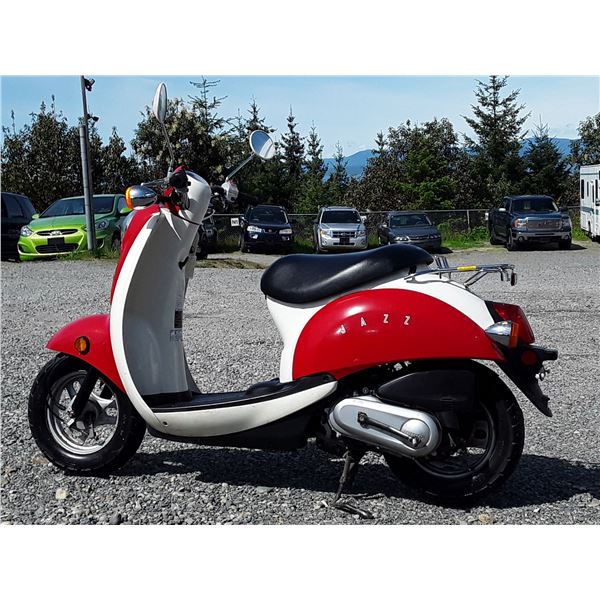 ZZ -- 2004 Honda Jazz/Metropolitan Scooter 7877 KM's