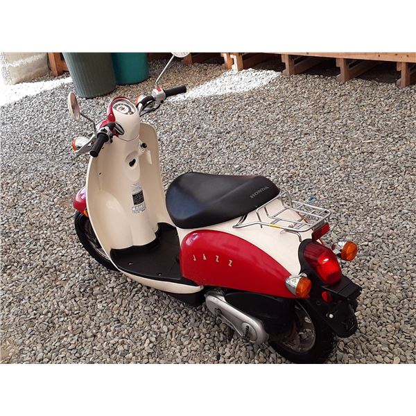 ZZ -- 2004 Honda Jazz/Metropolitan Scooter 7877 KM's