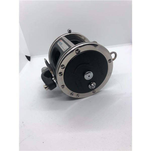 Penn Senator 113 level-wind reel