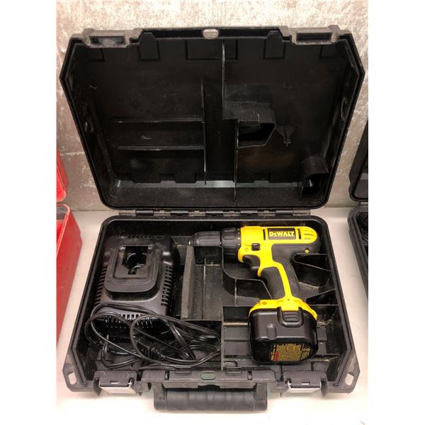 DeWalt 12 volt cordless drill w/ one batterie & charger