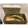 Image 3 : 2 Vintage fishing lures w/ original box - bobs wood lures & helin tackle company flat fish