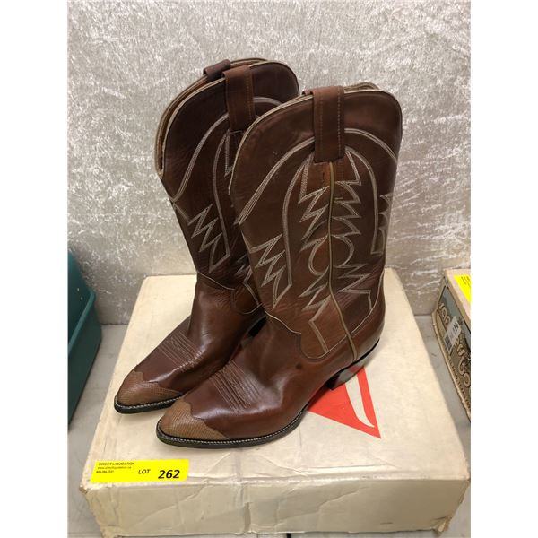 Pair sanders dark brown w/ beige toe tip coco cowboy boots size 9 1/2 (NOS)