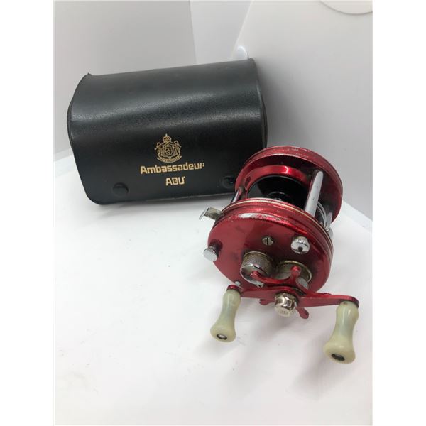 ABU Garcia ambassadeur 5000 red level-wind reel w/ leather case