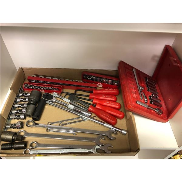 Approx. 71 pcs. MAC tools - sockets/ specialty tools/ combination wrenches/ ratchets etc.