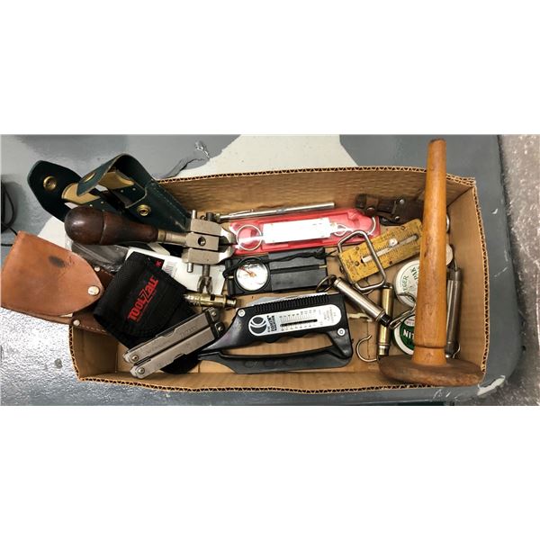 Box of vintage collectible items - pocket knives/ compasses/ small tins/ fish scales etc.