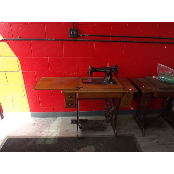 ANTIQUE LIGHT WOOD SINGER TREADLE OPERATED SEWING MACHINE