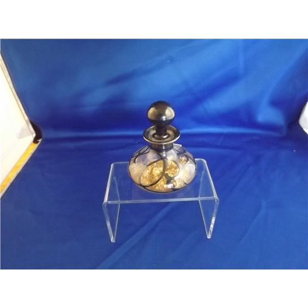 ORNATE BOTTLE OF GOLD FLAKE