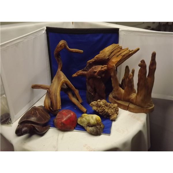 1 FLAT OF DRIFT WOOD AND WOOD CARVING 8 PIECES