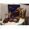 Image 1 : 1 FLAT OF DRIFT WOOD AND WOOD CARVING 8 PIECES