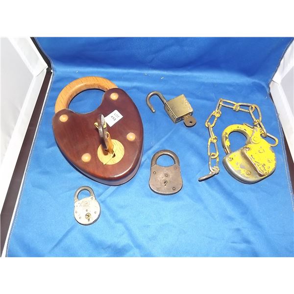 1 BOX VINTAGE LOCKS CN AND OTHERS
