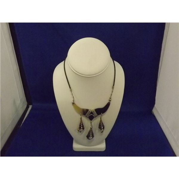 POLISHED ROCK WRAPPED IN SILVER WIRE WITH SEA SHELLS NECKLACE