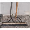Image 2 : Push Broom