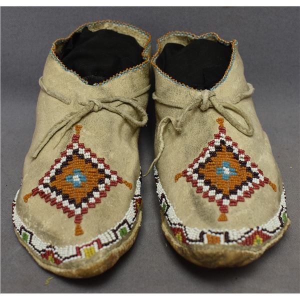 APACHE INDIAN MOCCASINS