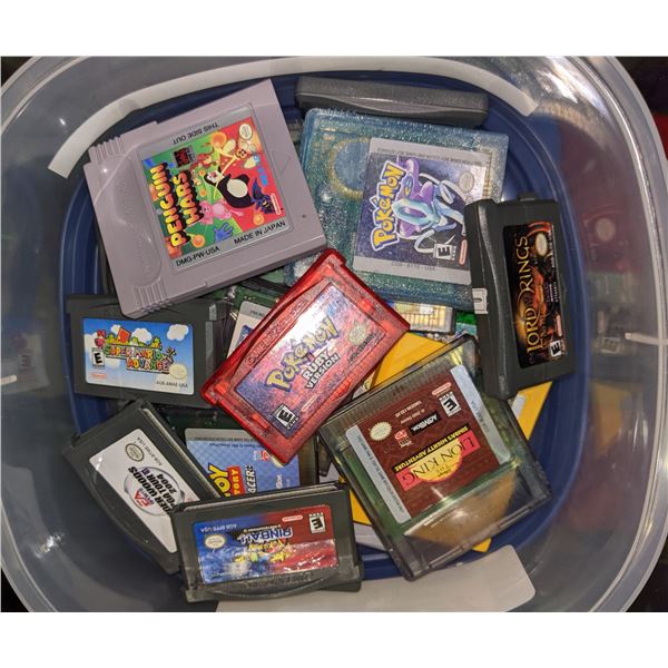 Approx. 32 Gameboy game cartridges
