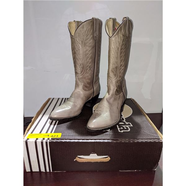 Pair Canada west ladies grey cowboy boots size 9 (NOS)