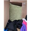 Image 2 : 2 boxes of assorted clothes