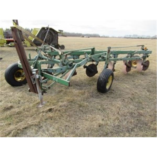JOHN DEERE 3100 - 6 BOTTOM PLOW C/W 6 COULTERS