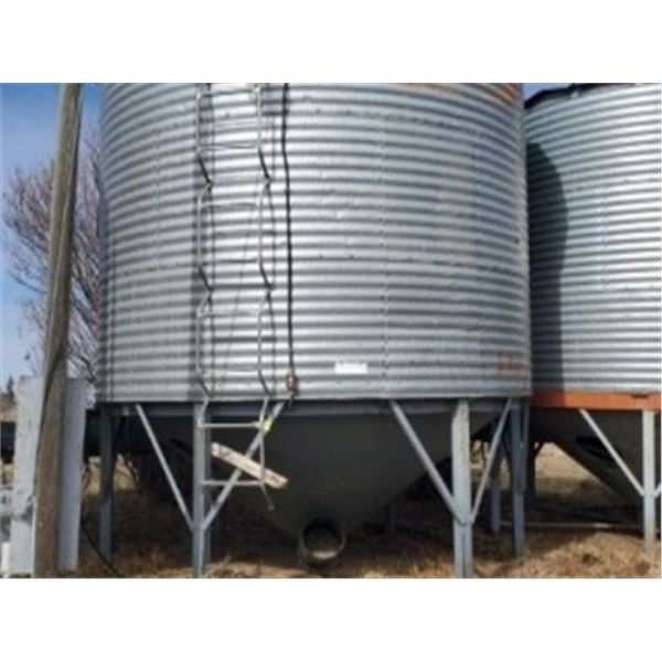 BUTLER 1500 BUSHEL GRAIN BIN C/W HOPPER